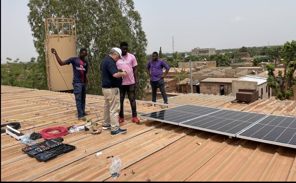 Juan José Rodríguez monta paneles solares en Burkina Faso. 