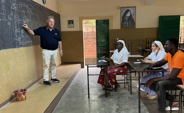 Rodríguez da una charla formativa para el mantenimiento de sus equipos.