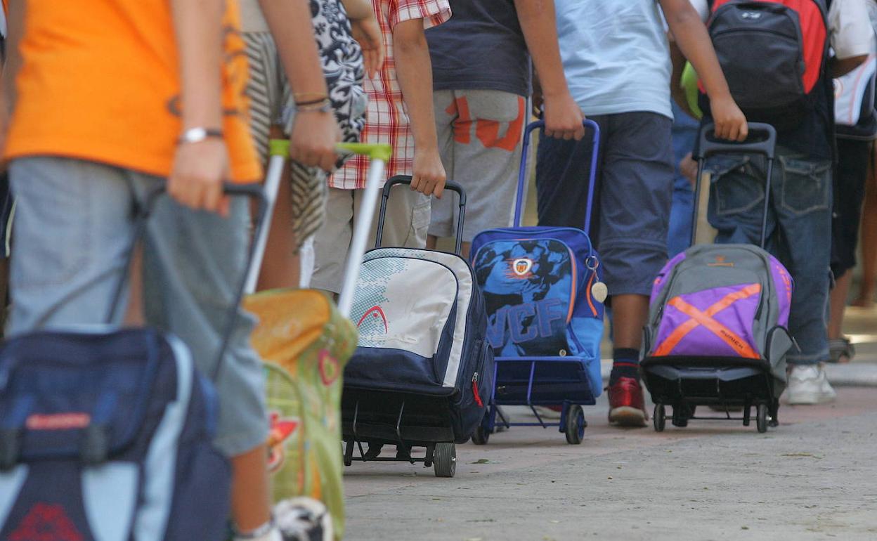 Escolares acceden a las aulas en un inicio de curso.