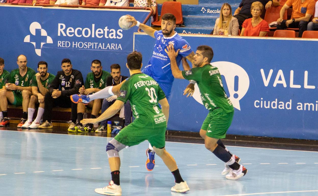 Henrique Petter, lateral izquierdo del Recoletas Atlético Valladolid, ante el Balonmano Cuenca.