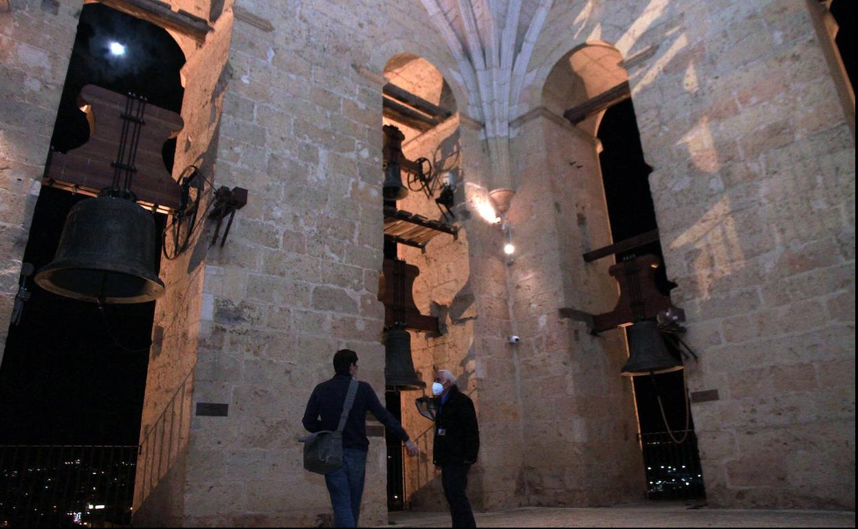 Visita nocturna a la torre de la Catedral de Segovia.