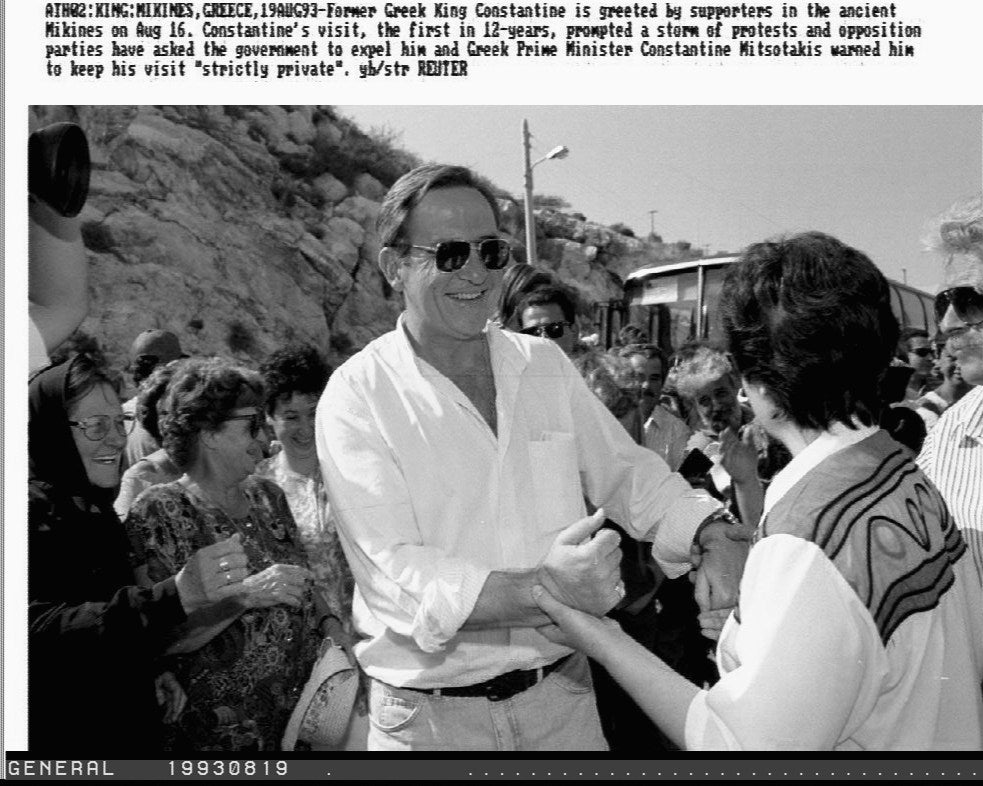 Imagen de archivo del exrey heleno durante su primera visita Grecia doce años después de su exilio.