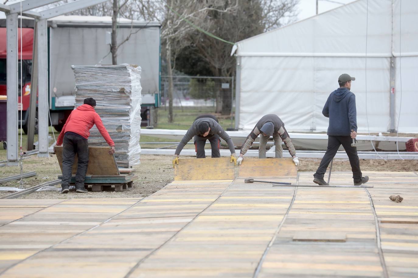 Instalación de la carpa principal de Pingüinos 2023