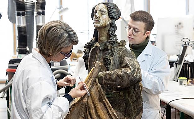 Trabajos de restauración de María Magdalena, figura del Descendimiento de Villalón de Campos, en la Escuela de Arte de Valladolid. 
