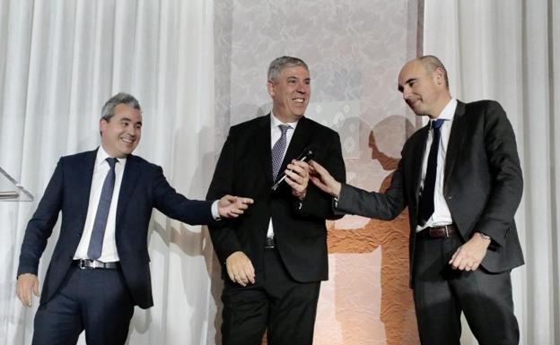 De los Mozos, entre Josep María Recasens, que le sustituirá en Renault España, y Thierry Charvet, como director Industrial del grupo. 