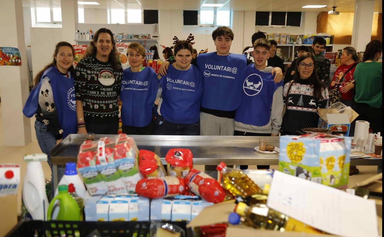 alumnos y docentes del ciclo de Comercialización de Productos Alimentarios del IES Conde Lucanor posan con algunos de los alimentos recibidos. 