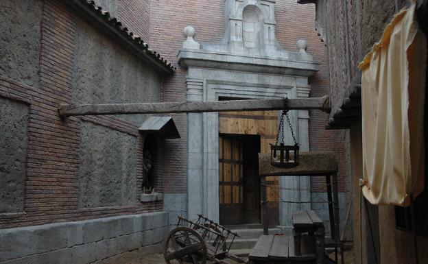 Decorado de la serie de televisión 'Aguila Roja', con la iglesia que reproduce la fachada del convento de las Descalzas Reales de Valladolid.