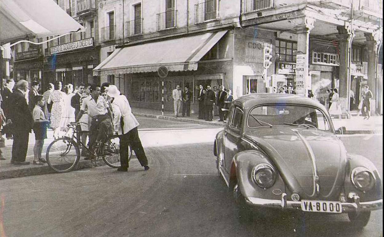 Cruce, ya con semáforos, de Duque de la Victoria con Ferrari en los años sesenta. 