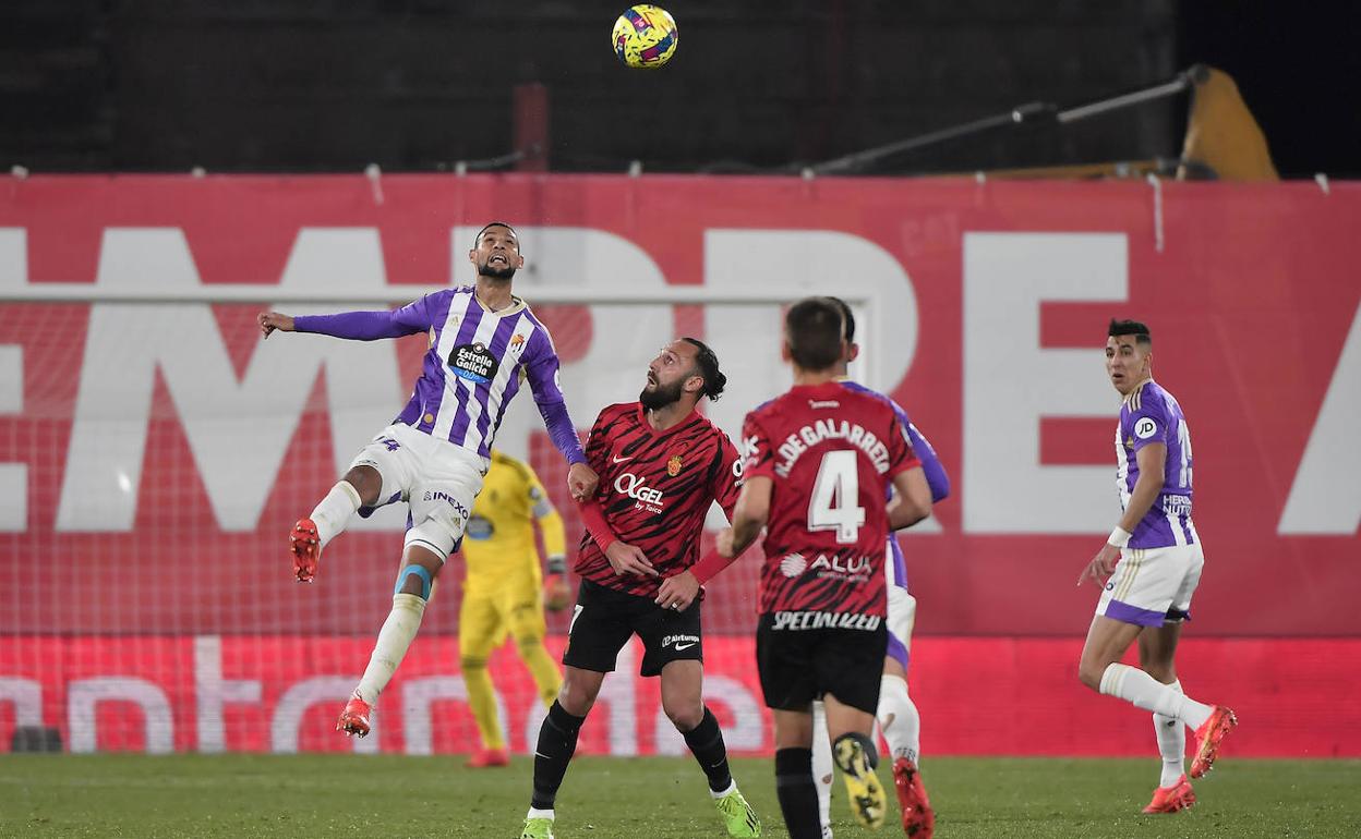 Joaquín despeja un balón ante la presencia de Muriqi. 