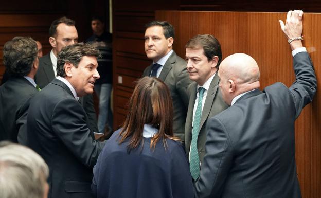 El presidente de la Junta, con cargos del PP, durante la suspensión del pleno tras la votación erronéa de PP y de Vox.