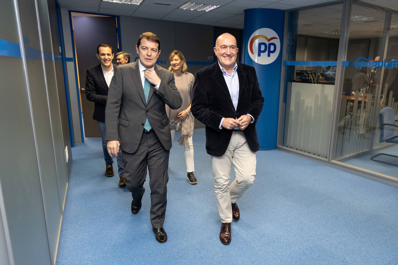 Alfonso Fernández Mañueco y Jesús Julio Carnero, seguidos por Conrado Íscar y Pilar del Olmo, en la sede regional del PP. 