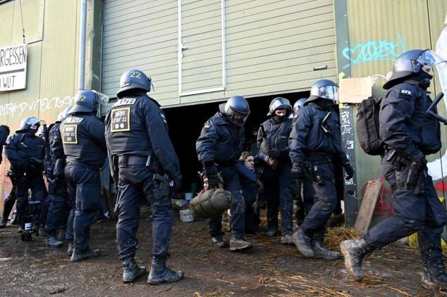 Un millar de agentes han sido desplegados para desalojar a los 400 activistas distribuidos por todo el pueblo.