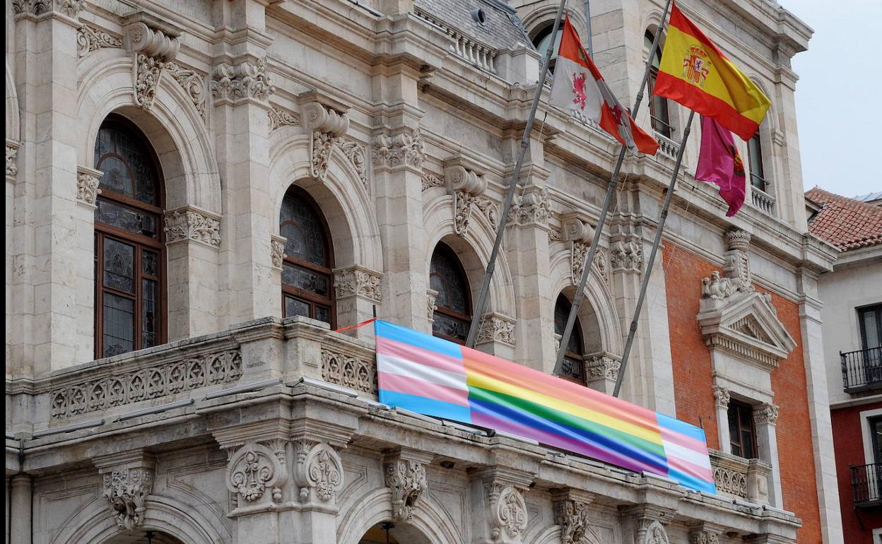 Pancarta en el balcón del Ayuntamiento con motivo del Día del Orgullo Gay en 2017. 