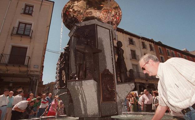 Inauguración de la reforma de la Plaza de Fuente Dorada con la nueva fuente (1998).