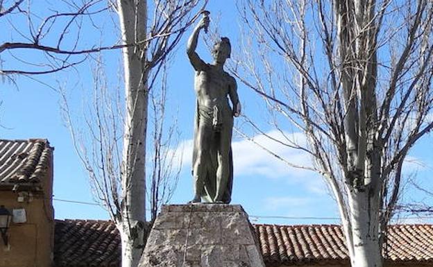 La estatura de Hermes que presidió la Fuente Dorada en 1948, hoy en la localidad vallisoletana de Tamariz de Campos.