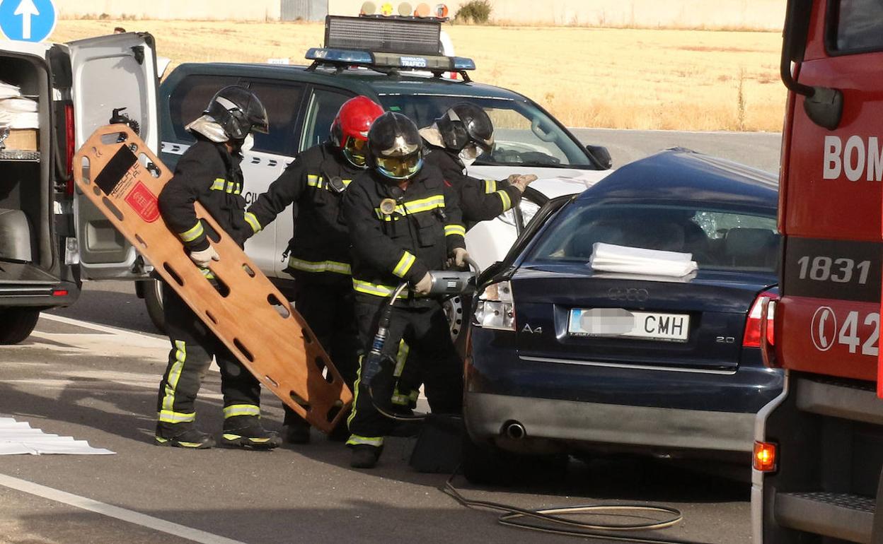 Los bomberos intervienen en un accidente mortal ocurrido en septiembre de 2022 en la SG-205. 