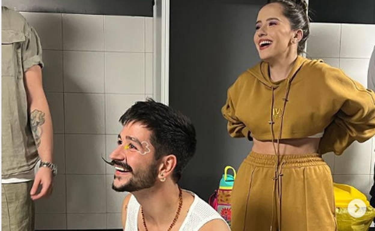 Camilo junto a Evaluna. 