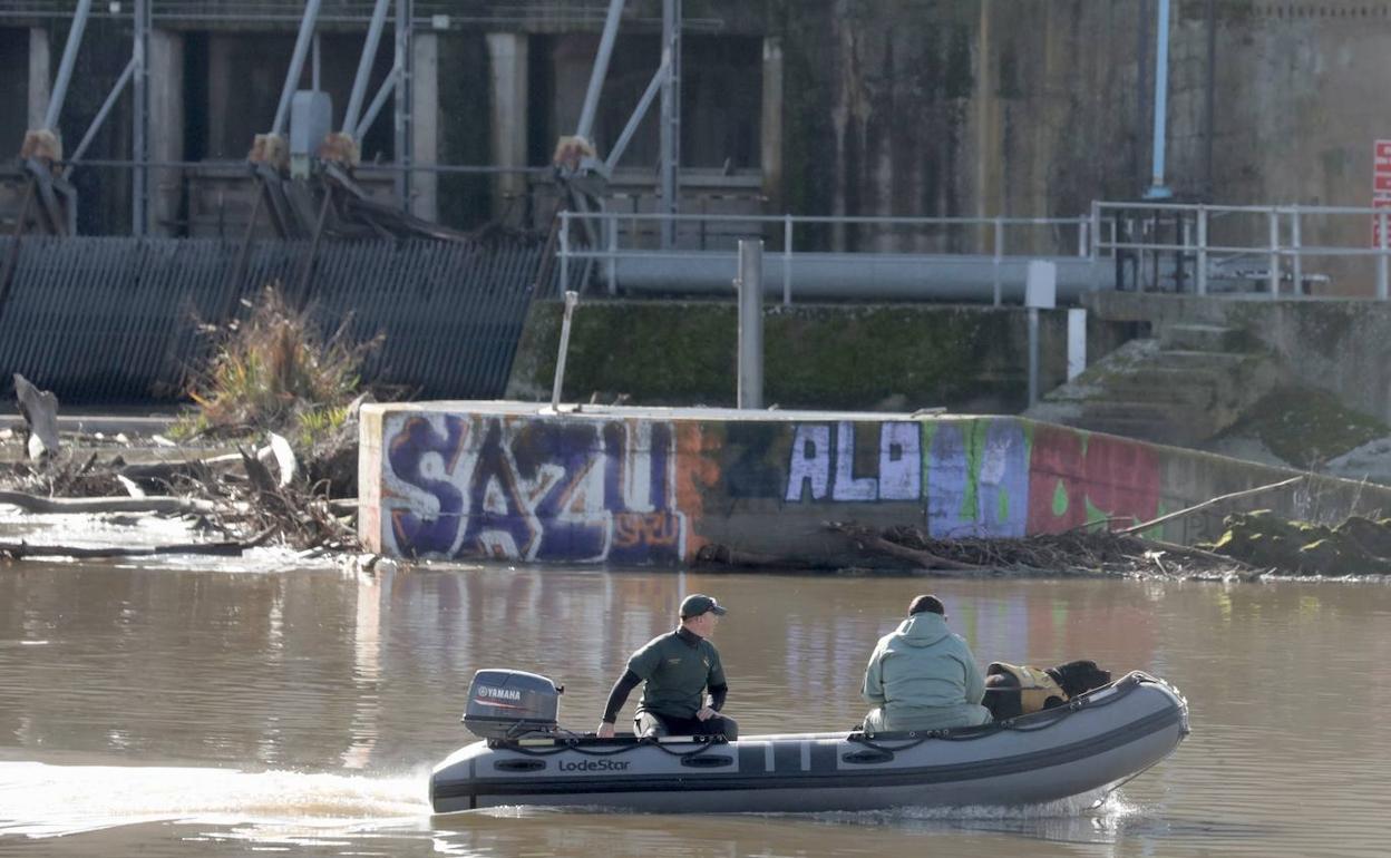 Miembros del GEAS durante la búsqueda del piloto del ultraligero que cayó al Duero. 