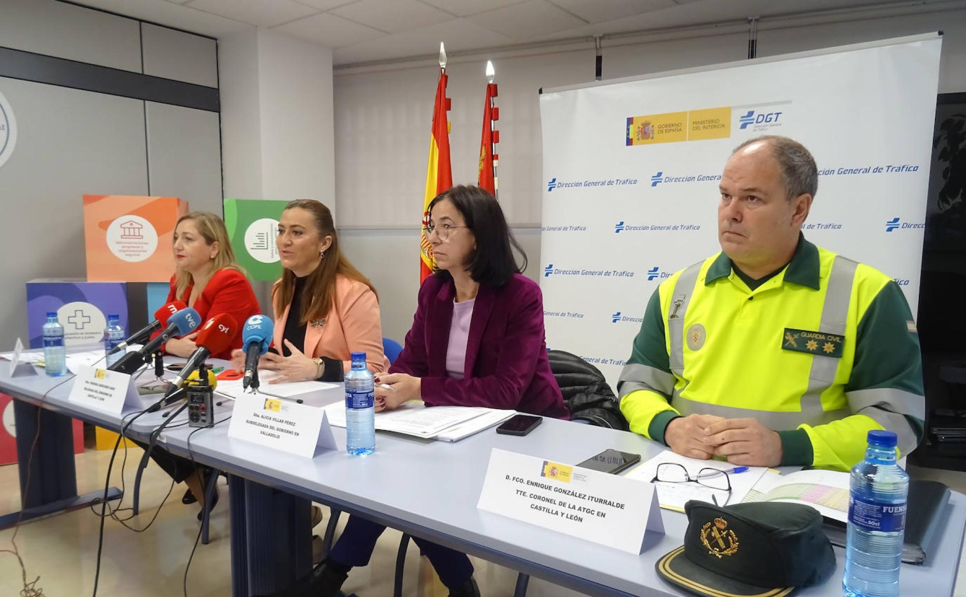 Inmaculada Matías (DGT), Virginia Barcones, Alicia Villar y el teniente coronel Francisco Iturralde. 