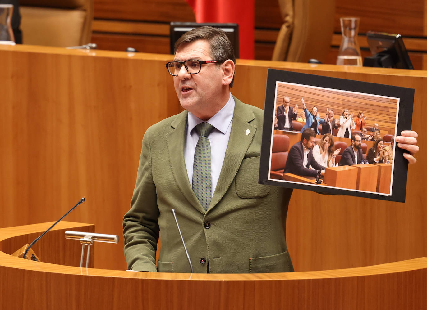 Javier Carrera (Vox) muestra una imagen del alboroto en las filas socialistas en el Pleno de diciembre. 