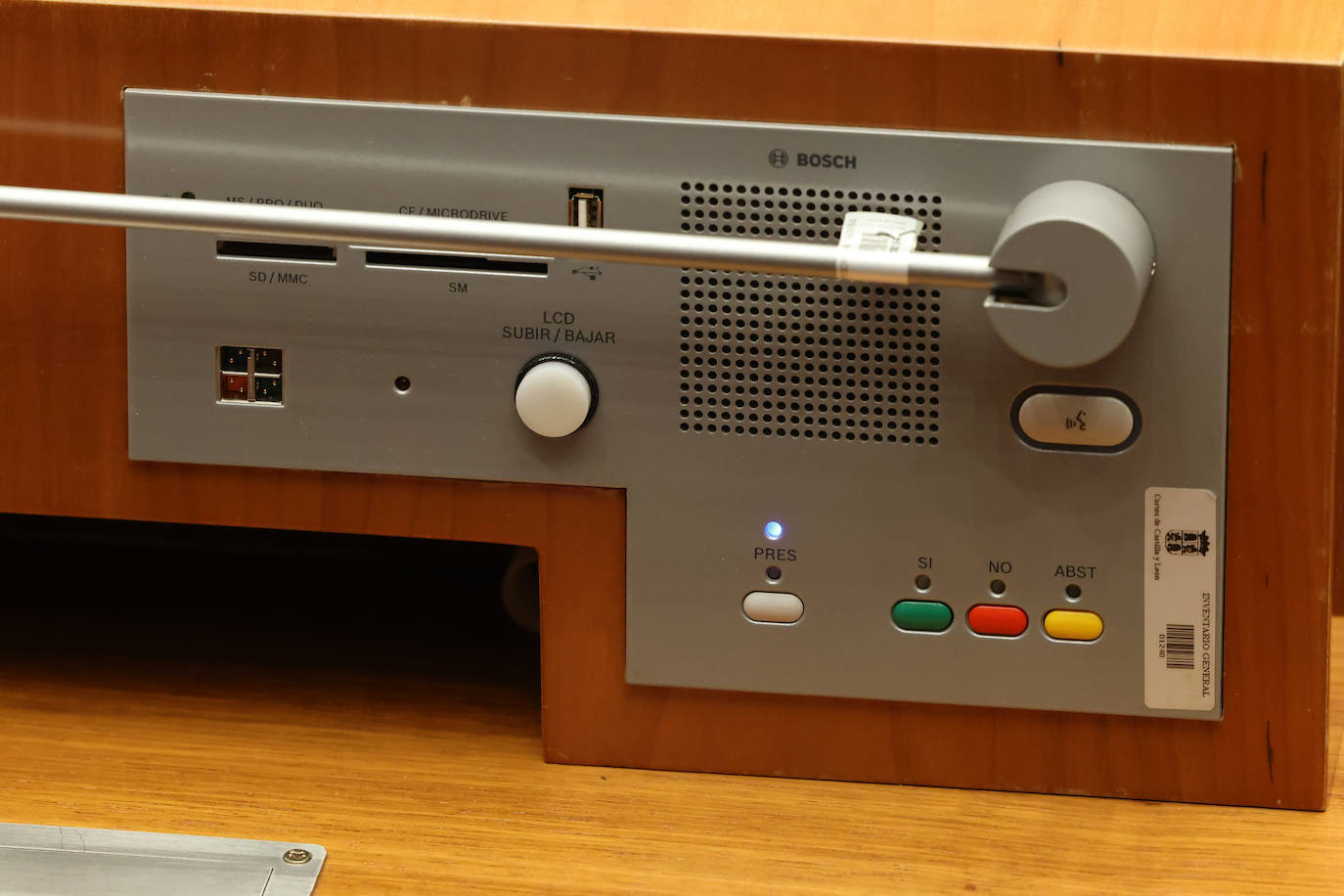 Mecanismo de votación, con los botones para el sí, no y abstención, que parpadean durante unos segundos tras la pulsación por si el procurador quiere cambiar su voto. 