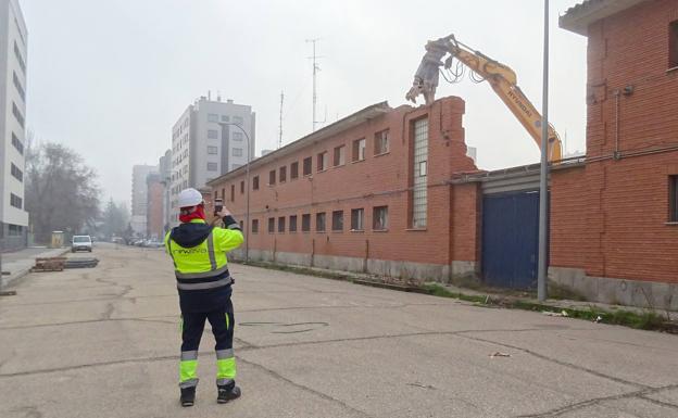 Un operario controla los trabajos de demolición de la comisaría. 