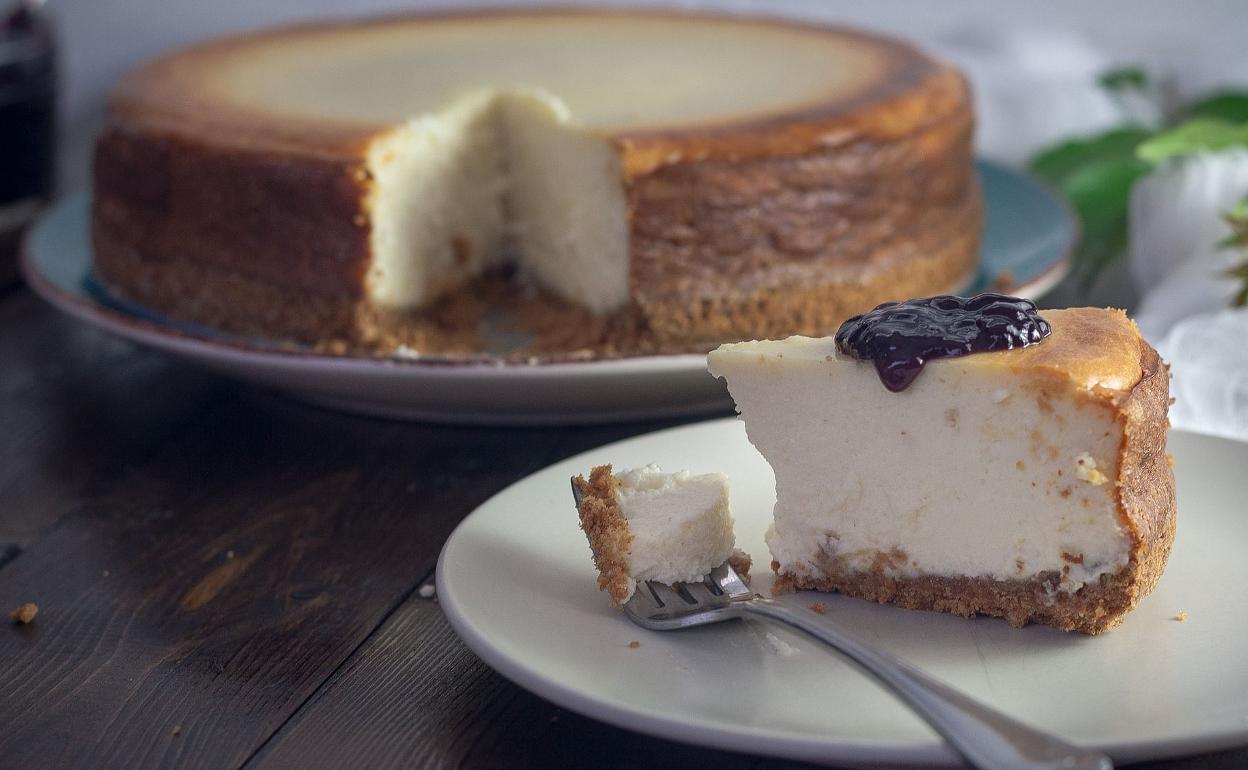 Una apetitosa porción de tarta de queso.