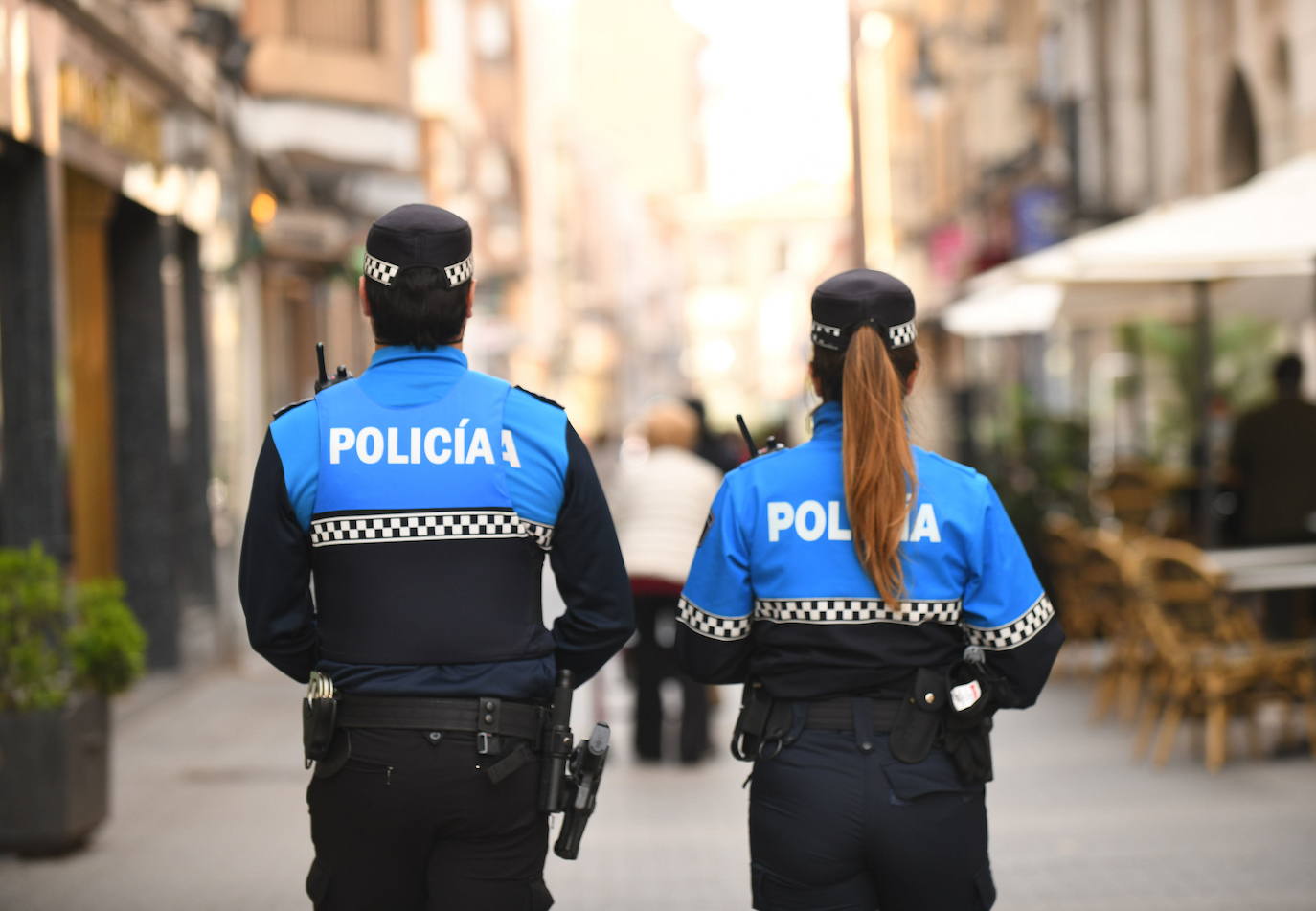 Dos agentes de la Policía Municipal patrullan por la calle. 