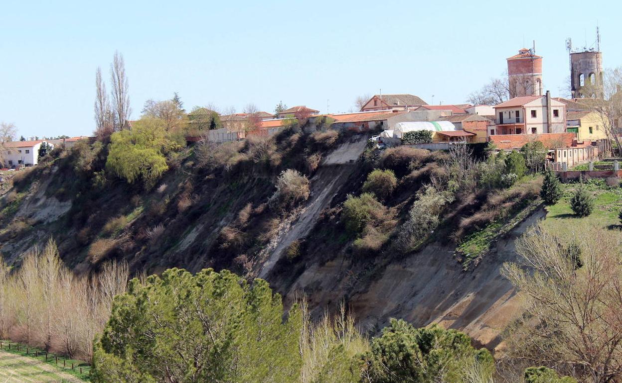 Ladera natural del río Eresma donde se han producido desprendimientos en Coca. 