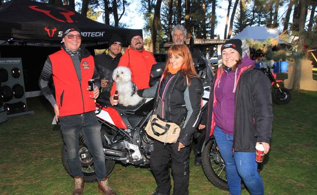 Imagen principal - Arriba, la perrita Indiana junto a su dueña Mónica Castro y su grupo de moteros. Abajo en grande, los hermanos Francisco y Jesús Serna y Laura Fernández. A la derecha, 'El Nano de Sevilla', Mercedes Torres y José Luis Carrasco. 