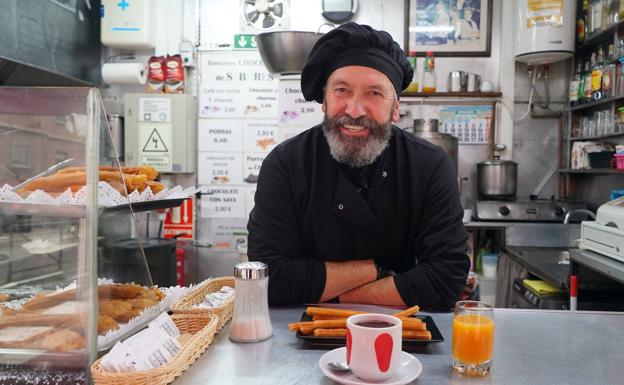 José Antonio Alonso muestra el desayuno que sirve en su churrería callejera, la única de la ciudad 