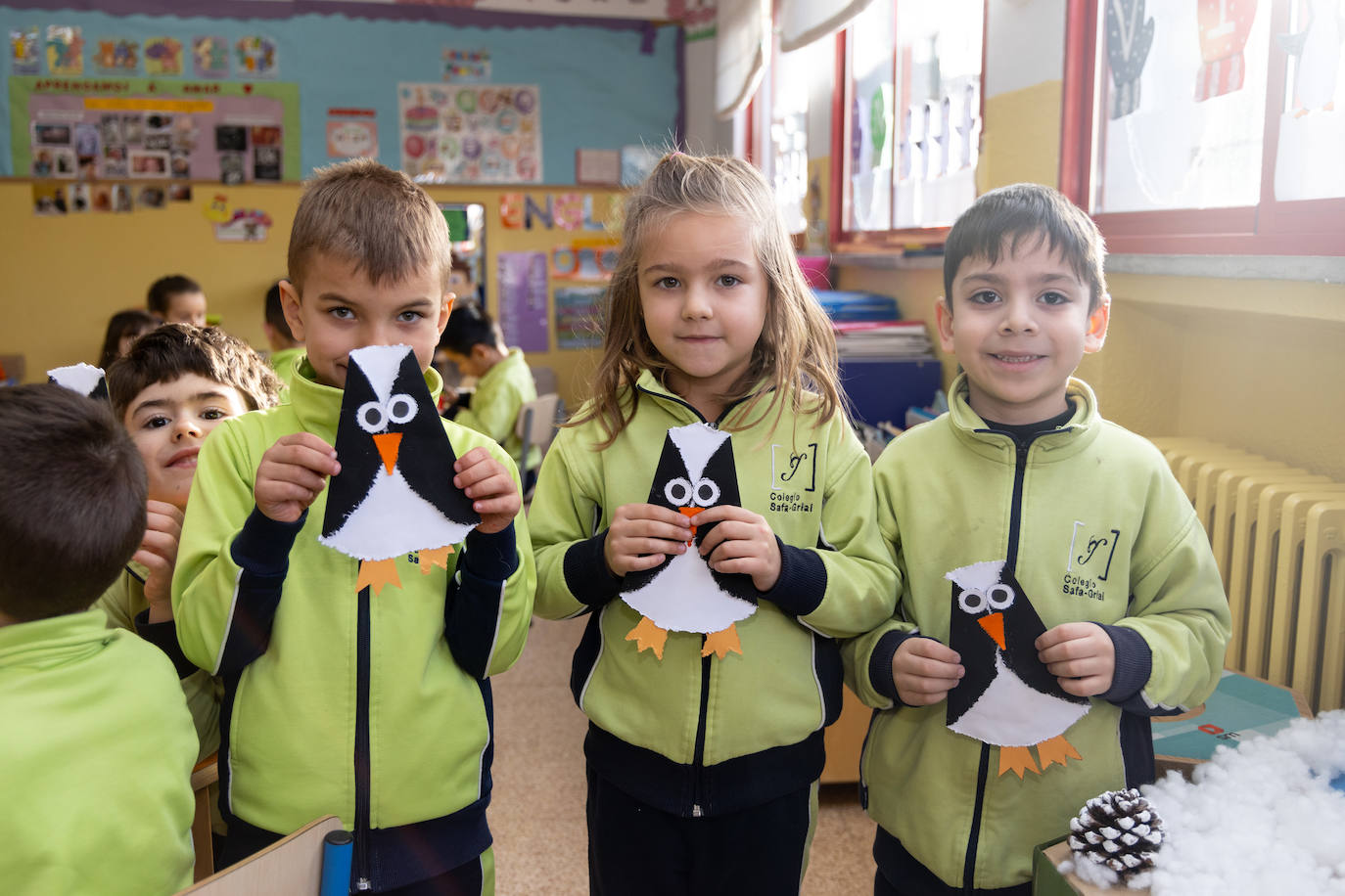 Imagen secundaria 1 - Un colegio de Valladolid apadrina 130 pingüinos en la Antártida