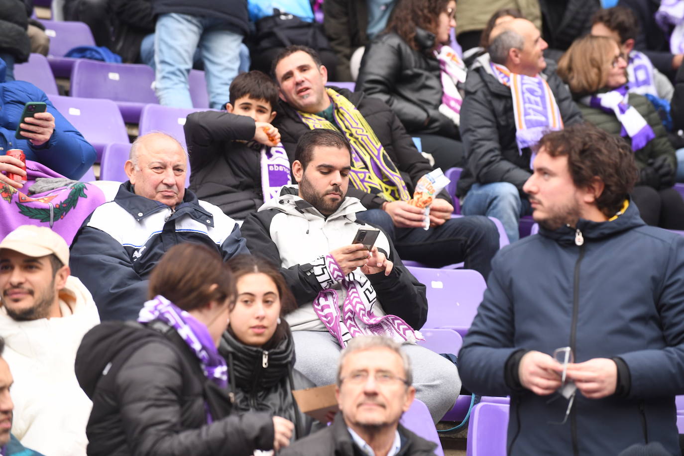 Fotos: Búscate en la grada del Real Valladolid-Rayo Vallecano (1/4)