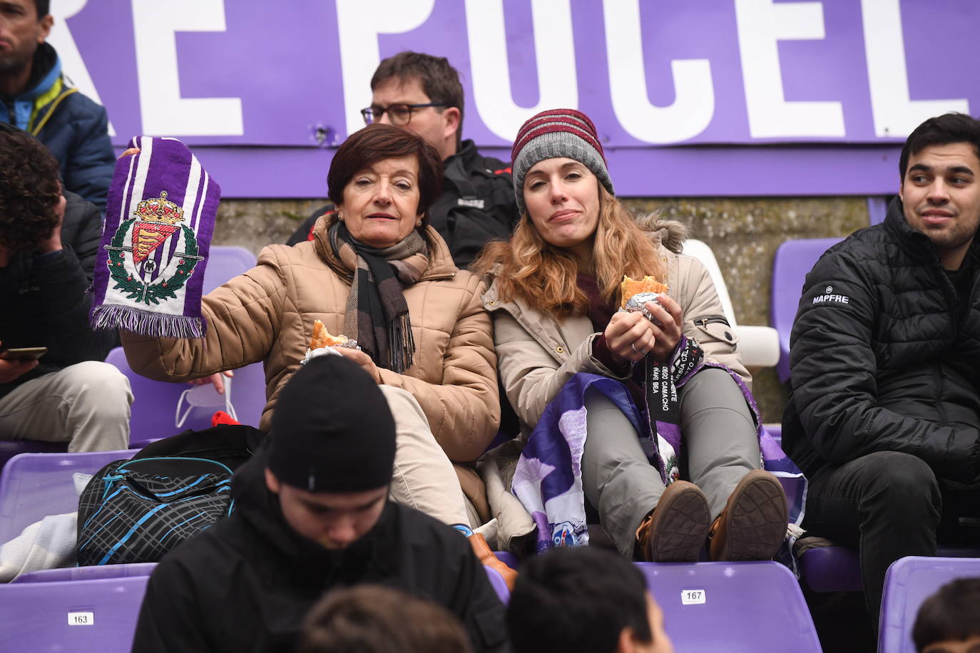 Fotos: Búscate en la grada del Real Valladolid-Rayo Vallecano (2/4)