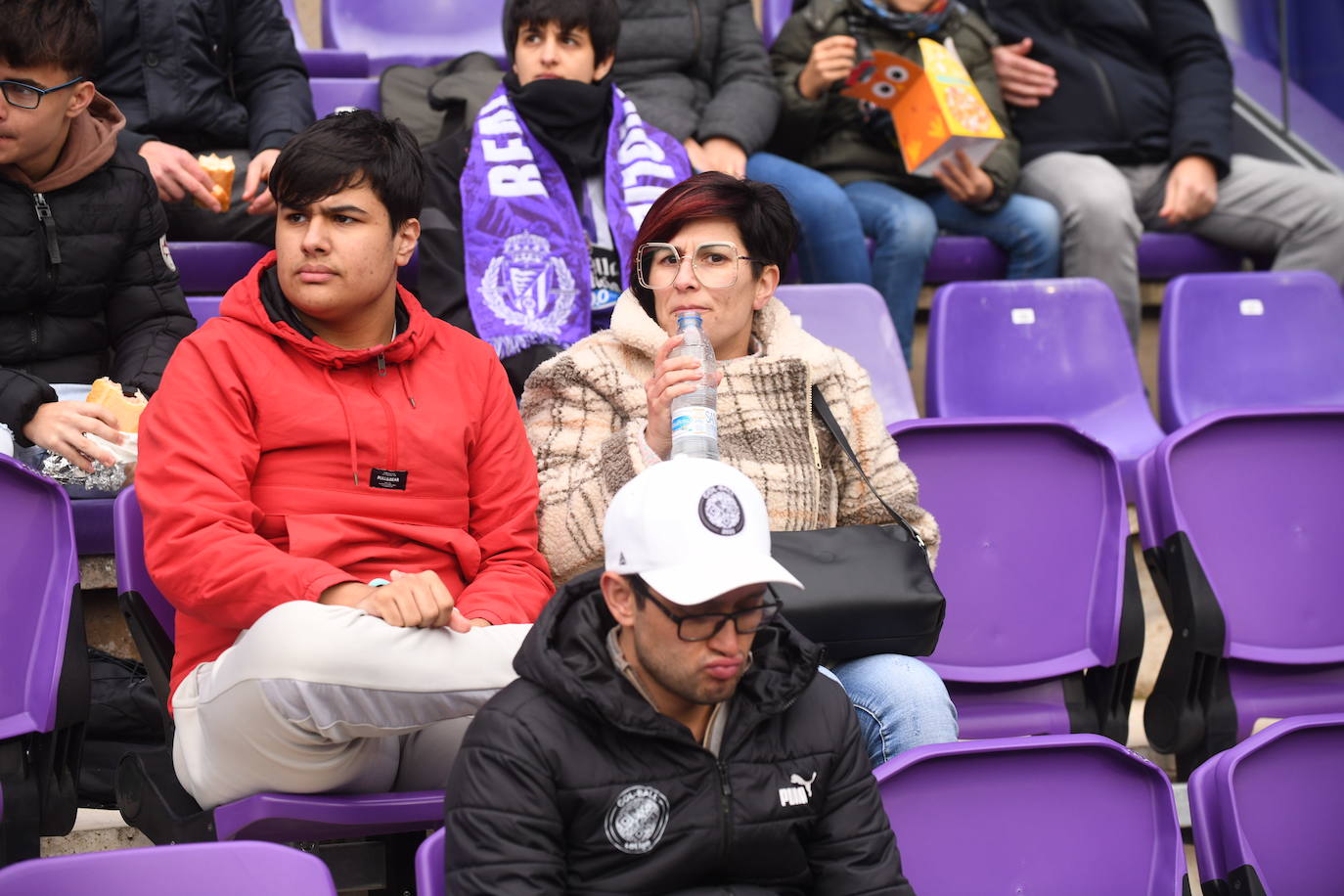 Fotos: Búscate en la grada del Real Valladolid-Rayo Vallecano (3/4)
