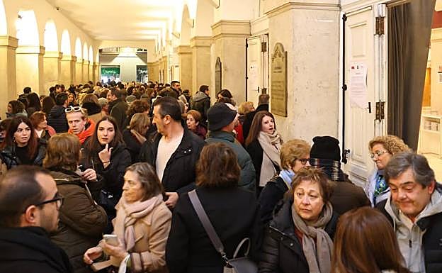 El público recibe la noticia al llegar al teatro. 