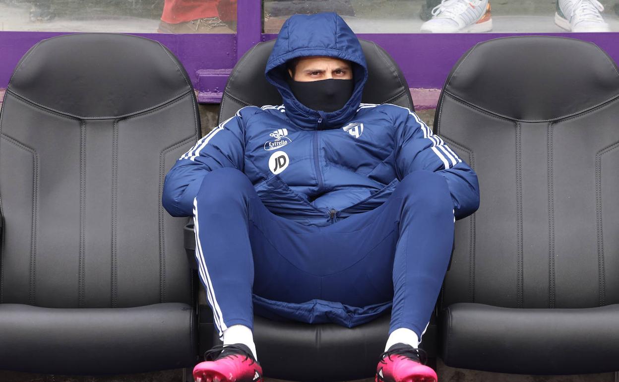 Weissman, abrigado hasta las cejas, espera su turno en el banquillo. 