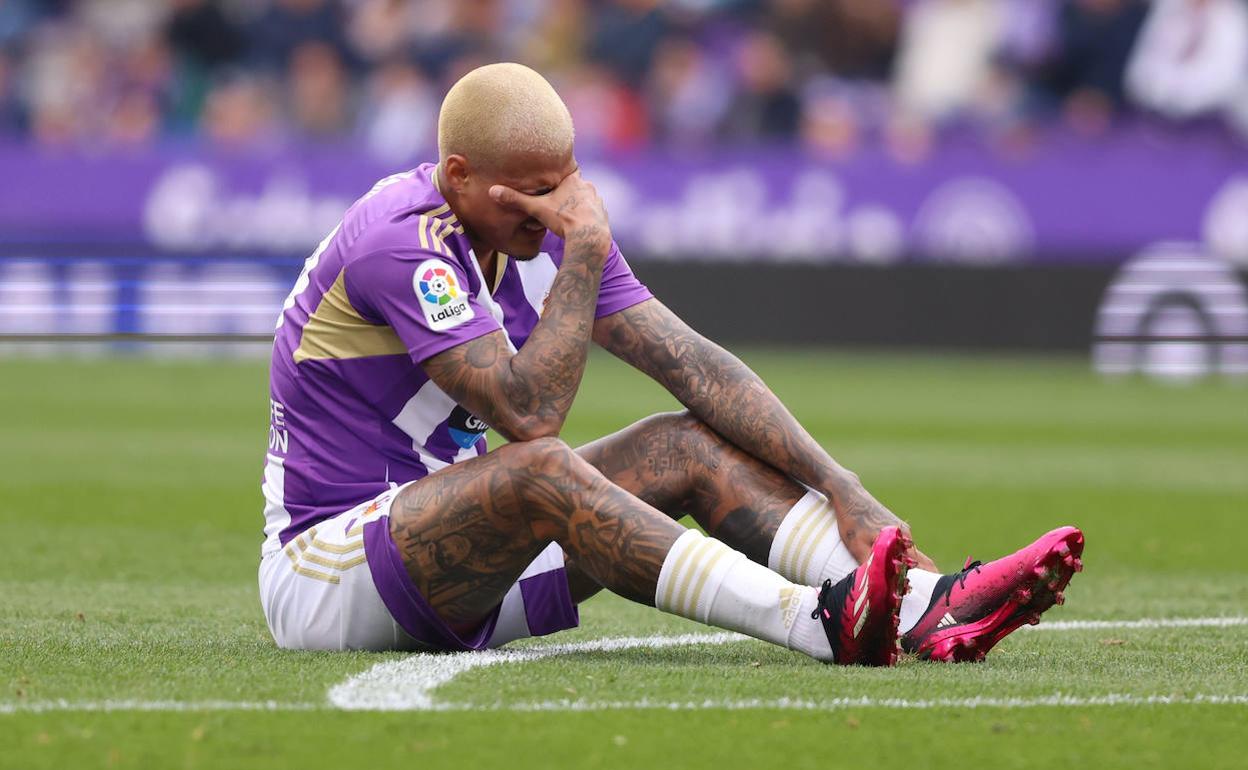 Kenedy se lamenta tras una nueva lesión. 