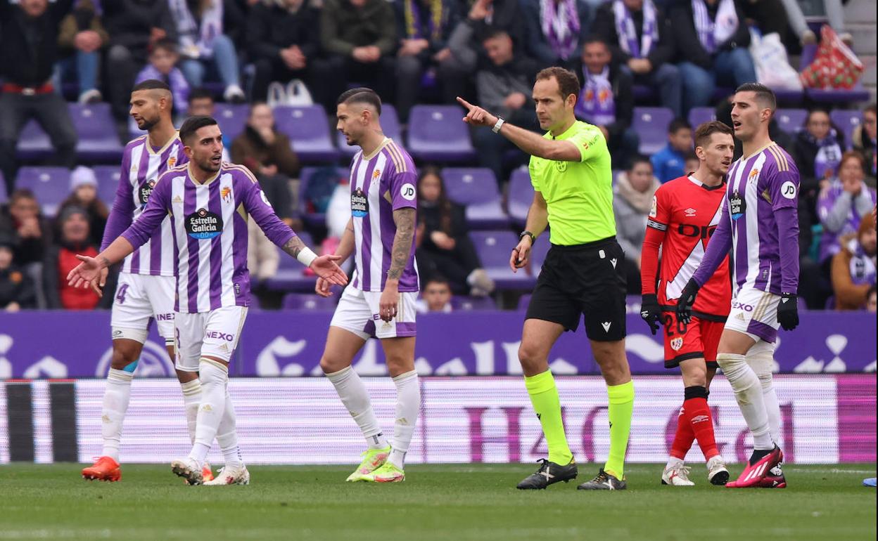 Melero López señala el punto de penalti tras consultar en la pantalla las manos de Monchu. 