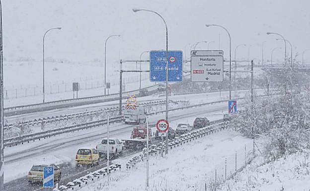 Imagen de archivo de una gran nevada que complicó el trafico en Segovia. 