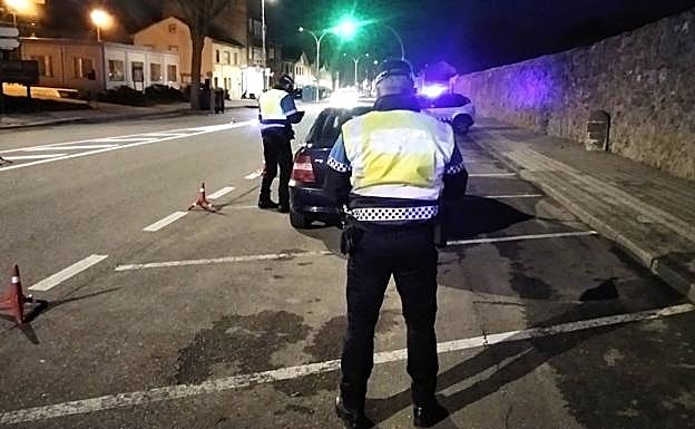 Denunciado por consumo de drogas cuando llevaba a tres menores en el coche 