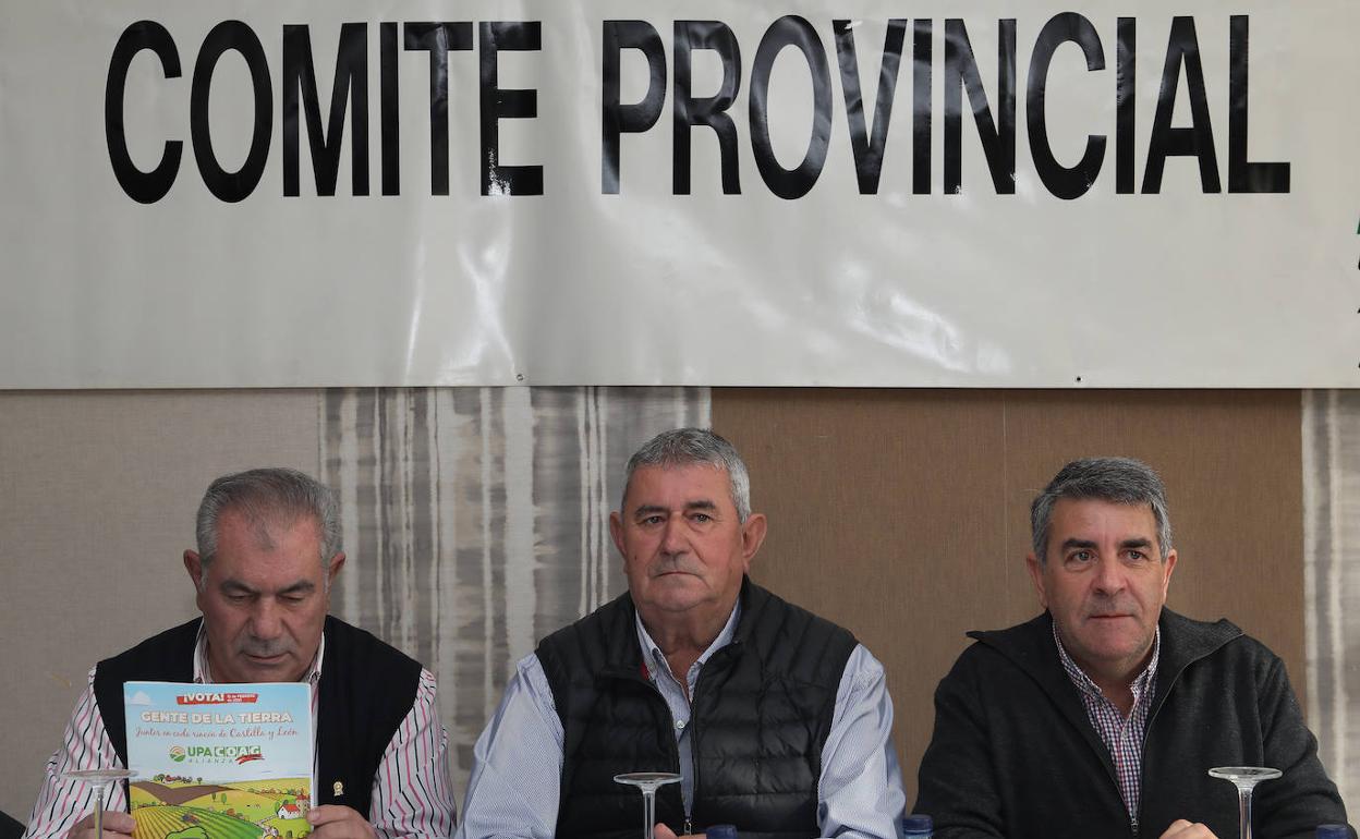 Aurelio González, Lorenzo Ramos y Blas Donis presiden el comité provincial, este viernes en el Rey Sancho. 