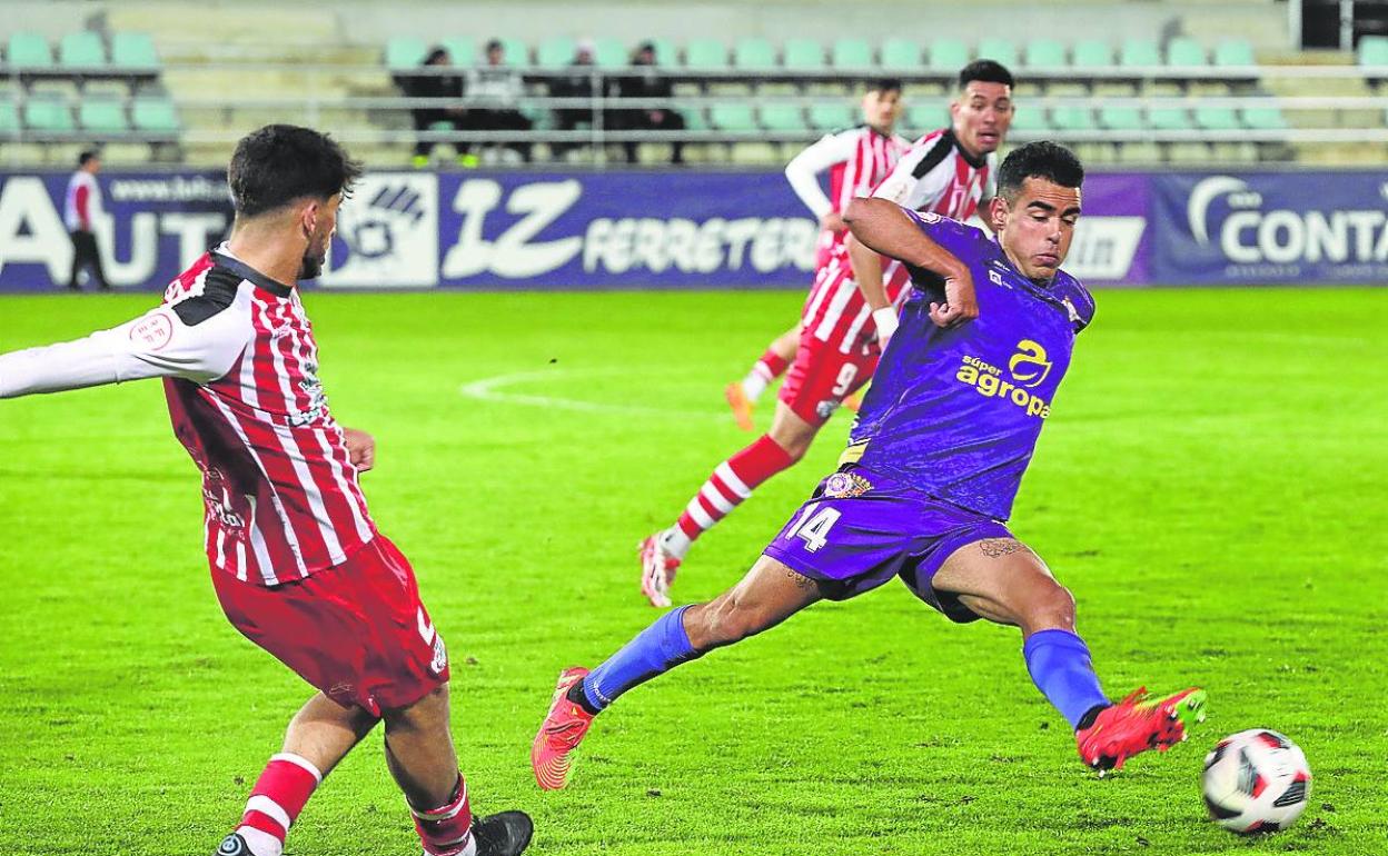 Conejo intenta cortar un pase del Zamora.