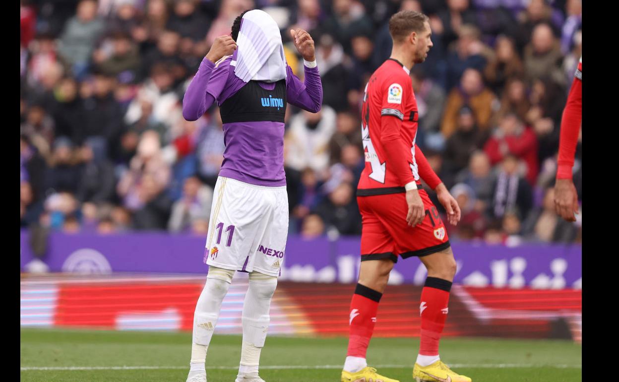 Plata se tapa la cara con la camiseta en un momento del partido ante el Rayo. 