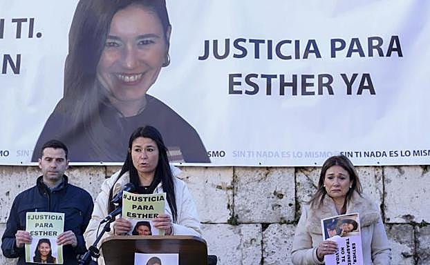 Inés López, en el centro, acompañada por el alcalde de Traspinedo, Javier Fernández, y la madre de Marta Calvo, Marisol. 