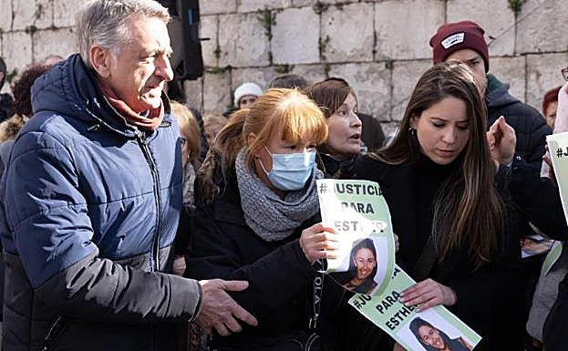 Chus, la madre de Esther, acompañada por sus familiares. 