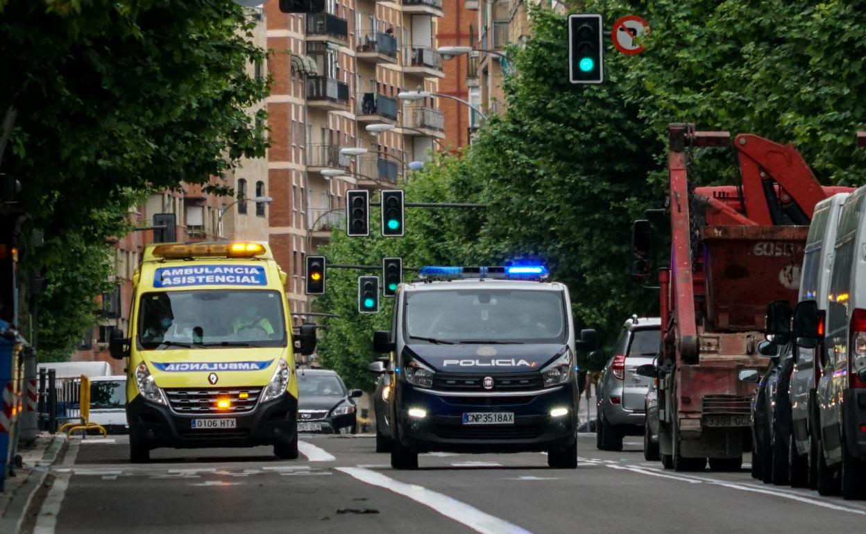 Coche de policía y ambulancia