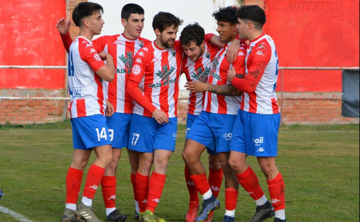 Los jugadores del Tordesillas celebran uno de los goles ante el Júpiter. 
