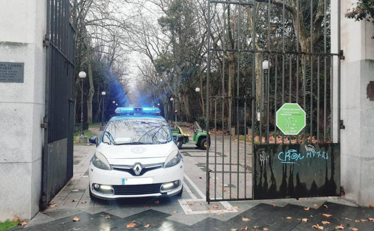 Vehículo de la Policía Municipal en uno de los accesos al Campo Grande.