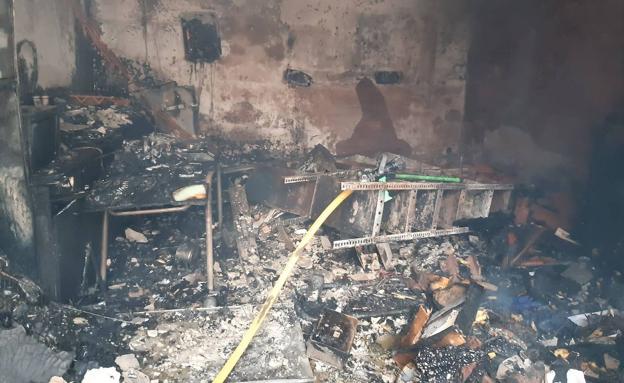 El fuego calcina una cocina anexa a una vivienda en Paredes de Nava